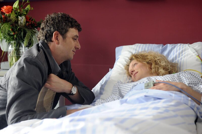 Martin (Hans Sigl) weicht nicht von Andreas (Tessa Mittelstaedt) Seite. – Bild: ZDF und Thomas R. Schumann