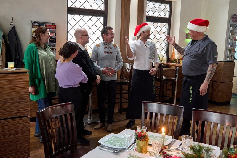 Paco (Milos Vukovic, 2.v.r.) freut sich, dass seine Aktion erste Erfolge zeigt. Rechts Roger (Ramon Ademes) – Bild: RTL /​ Kai Schulz /​ Zwei ungewöhnliche Engel