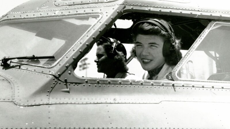 Zwei Mitglieder der Women Airforce Service Pilots (WASP) während des Zweiten Weltkriegs. – Bild: CuriosityStream-Inc