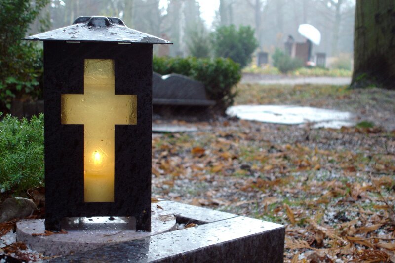 Grab mit Grablicht. (Symbolfoto) – Bild: MDR/​Axel Hemmerling