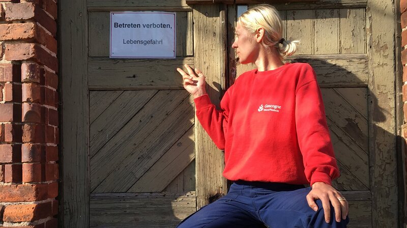 Mit Mut und Mode erobert die Designerin Nina Hollensteiner das verwahrloste Gutshaus von Scharpzow. – Bild: NDR/​Populärfilm