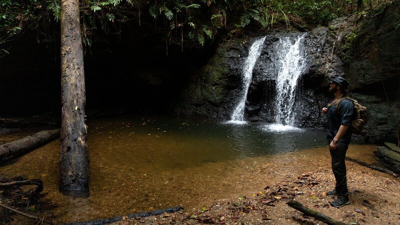 Forrest Galante standing by a waterfall looking off. – Bild: Discovery Communications, LLC
