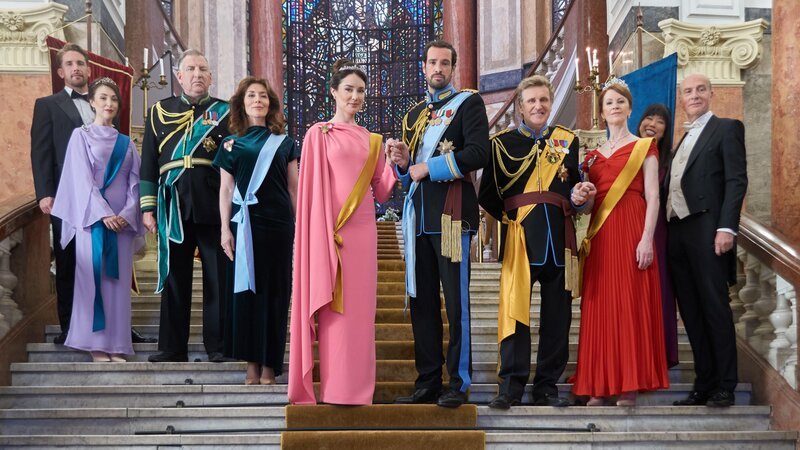 Prinzessin Bea (Mallory Jansen, vo., l.), Prinz Desmond (Charlie Carrick, vo., r.)  +++ Die Verwendung des sendungsbezogenen Materials ist nur mit dem Hinweis und Verlinkung auf RTL+ gestattet. +++ – Bild: RTL /​ Hallmark Media