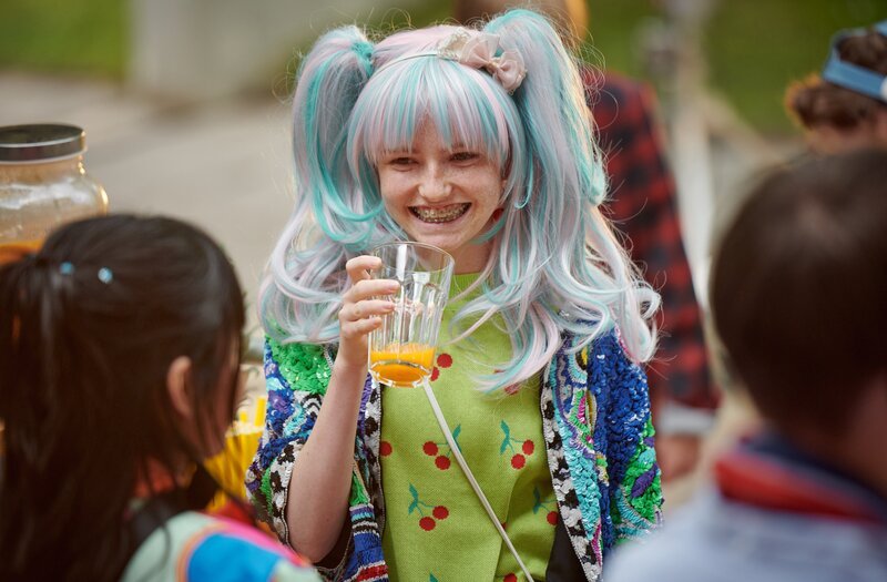 Chiara (Jamila Weintritt) hat allen Grund zum Feiern, denn sie hat jede Menge Projektideen und das wird Reena von ihrem Fernbeziehungs-Struggle ablenken. – Bild: mdr/​Saxonia Media/​Adrian Groß