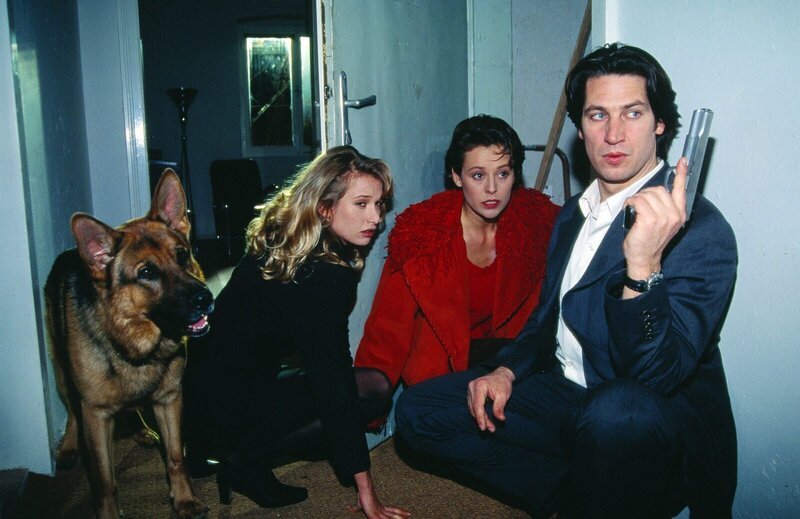 Anne (Nadeshda Brennicke, l.) konnte in letzter Sekunde vor einem Opferritual einer satanischen Sekte in Kommissar Mosers (Tobias Moretti, r.) Haus fliehen. Dort werden nun Moser, Rex und die Tierärztin Sonja (Daniela Gaets, M.) von den Sektenmitgliedern bedroht. – Bild: SAT.1 /​ Ali Schafler