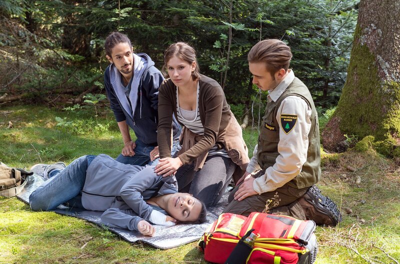 Die vier Freunde v.li. Albert (Alessio Hirschkorn), Celine (Ana-Carolina Kleine), Sebastian (Dominik Stricker) und Jenny (Julia Obst, liegend) beschließen, gemeinsam ihre Erste-Hilfe-Kenntnisse aufzufrischen und treffen sich im Wald zum „Leben retten“. – Bild: SWR/​Alexander Kluge