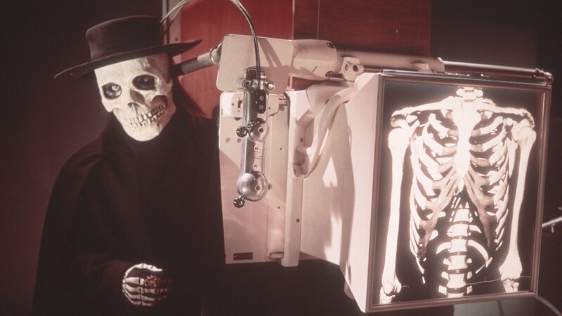 Ein unheimlicher Mörder in einer furchterregenden Totenkopfmaske hat es auf die Menschen im Umfeld von Sir Cecil abgesehen. Als Sir Cecil seinen verstorbenen Bruder als potenziellen Mörder verdächtigt, gerät er selbst zunehmend in Gefahr. – Bild: Constantin Film