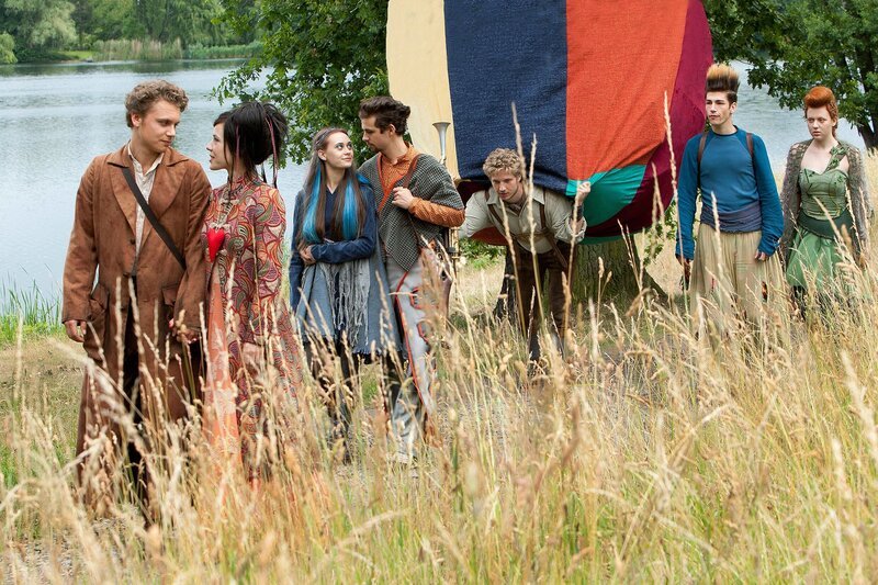 Die Sechse und Ella – von links: Jasper (Rafael Gareisen), Ella (Laura Maria Heid), Lisa (Nicole Mercedes Müller), Benjamin (Emil Reinke), Lukas (Anton Rubstov), Markus (Maximilian Gehringer), Flora (Alissa Wilms) werden zu einer verschworenen Gemeinschaft, die sich gegen den despotischen König Wilbur zur Wehr setzt. – Bild: rbb/​Daniela Incoronato