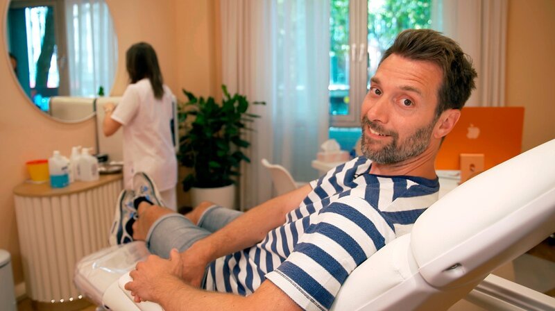 Wer schön sein will muss nicht nur leiden, sondern auch tief in die Tasche greifen: Was lassen wir uns unsere Schönheit kosten? – Reporter Daniel Aßmann – Bild: WDR/​Bavaria Entertainment GmbH/​Paul Bogdanski