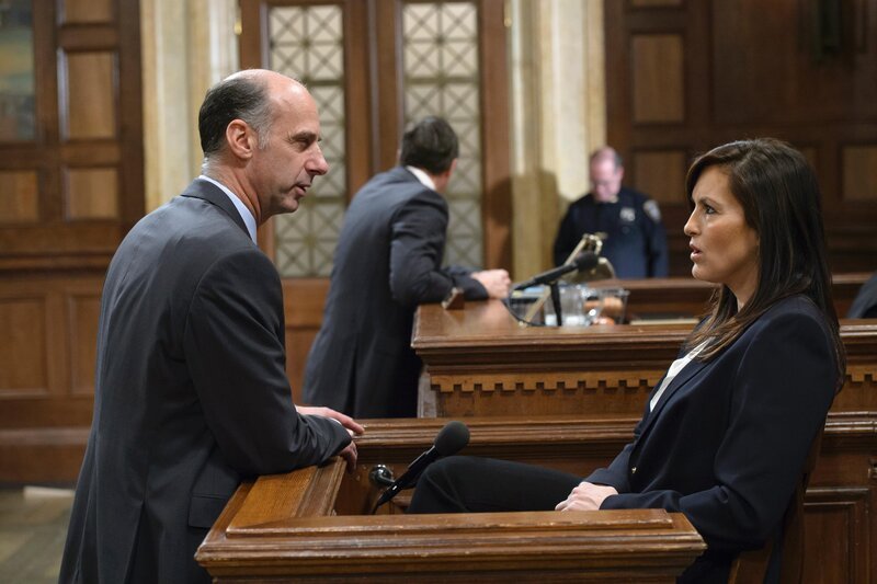 Rick Purcell (David Marciano), welcher eine junge Sportreporterin vergewaltigt hat, verteidigt sich selbst vor Gericht. Er nimmt sein Opfer in die Mangel und behauptet, dass die junge Frau mit ihm schlafen wollte. Kann Detective Olivia Benson (Mariska Hargitay) die Geschworenen von seiner Schuld überzeugen? – Bild: RTI S.p.A.