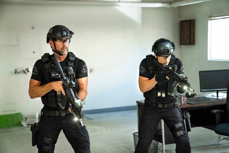 L-R: David ‚Deacon‘ Kay (Jay Harrington) and Jim Street (Alex Russell) – Bild: RTL /​ Sony Pictures Television Inc. and CBS Studios Inc.