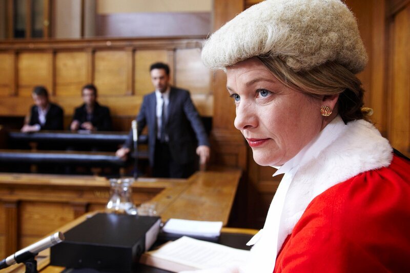 Sergeant Joe Ashworth (David Leon, l.) lauscht dem Prozess, den die Richterin Patricia Carmichael (Kerry Fox, r.) führt. – Bild: ITV/​Helen Turton