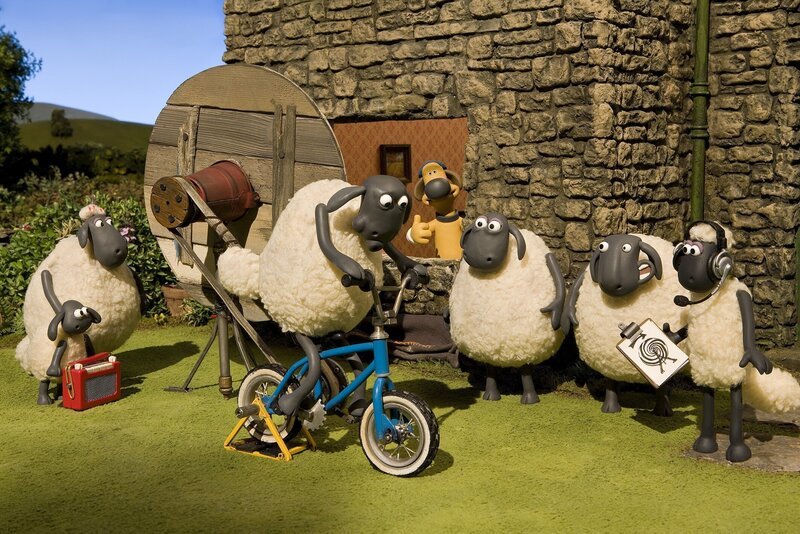 Der kaputte Fernseher des Bauern hält die Schafe ganz schön auf Trab. – Bild: WDR/​Aardman Animation Ltd./​BBC