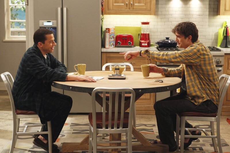 Während Walden (Ashton Kutcher, r.) von seinem Sexleben mit Zoey enttäuscht ist, glauben Jake und Eldridge, dass sie Zwillinge werden, sollten Alan (Jon Cryer, l.) und Lyndsey heiraten … – Bild: WARNER BROS. ENTERTAINMENT INC.