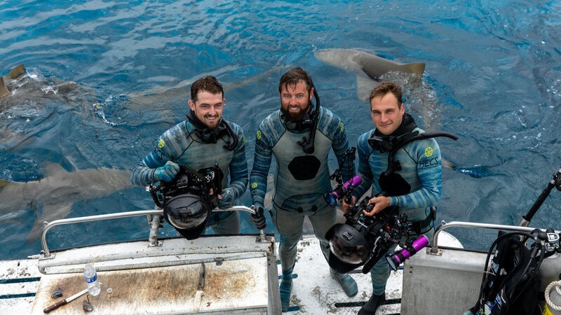 Mark Romanov, Forrest Galante and John Harrington III on the edge of the boat in their HECS suits. – Bild: Discovery Communications, LLC