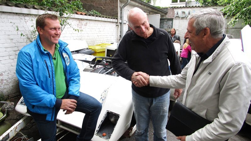 Von links: Trödelexperte Otto Schulte und Utz-Dirk Adam verkaufen den Rennwagen an einen Interessenten. – Bild: RTL 2