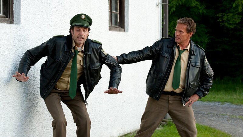 L-R: Polizeiobermeister Johannes Staller (Helmfried von Lüttichau) and Polizeiobermeister Franz Hubert (Christian Tramitz) – Bild: Die Verwendung ist nur bei redak /​ Tele München /​ © TMG und Entertainment Factory