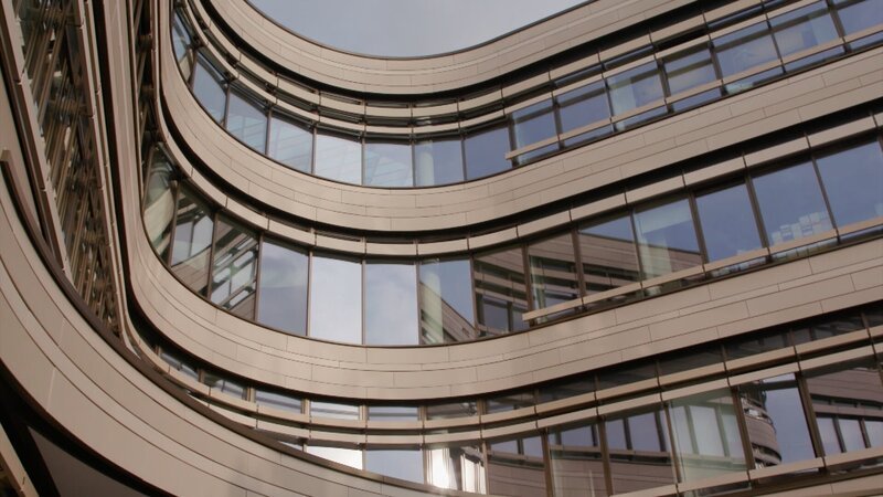 Das TranslaTUM-Gebäude, das das Klinikum Rechts der Isar der TUM und das Helmholtz Gesundheitszentrum für den Transfer von Grundlagenforschung in die Anwendung nutzen. – Bild: BR/​Klaus Hernitschek