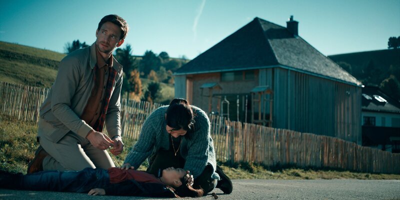 Hat das irgendwas zu bedeuten? Oder ist es einfach nur ein Noteinsatz für Fabian (August Wittgenstein, oben l.)? Birgits (Joy Maria Bai, oben r.) Tochter haben geklaute Süßigkeiten einen allergischen Schock verpasst. – Bild: SWR/​Studio Zentral /​ SWR Presse/​Bildkommunikation