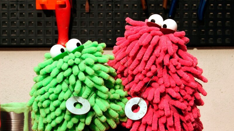Wisch (re.) & Mop (li.) sind so zottelig und flauschig wie ein Wischmop und extrem neugierig. – Bild: NDR/​Trikk17