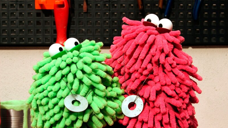 Wisch (re.) & Mop (li.) sind so zottelig und flauschig wie ein Wischmop und extrem neugierig. – Bild: NDR/​Trikk17