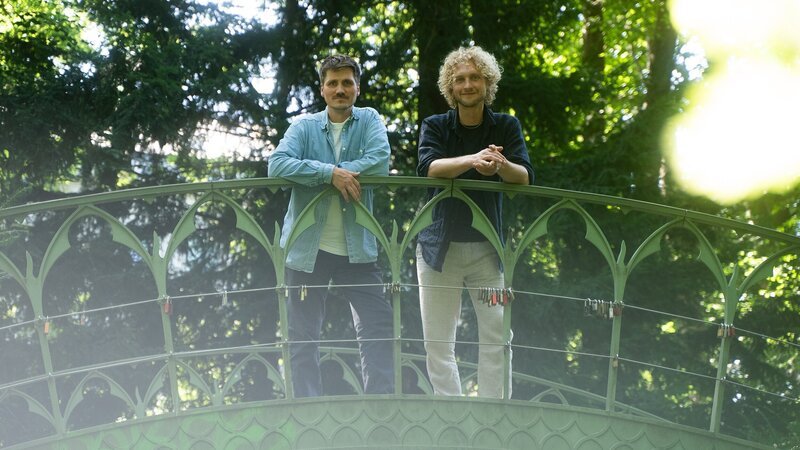 Frank (l.) trifft auch den Philosophen und Autor Christian Uhle (r.), mit dem er über Lebenssinnsuche in der Gen Y und Z spricht. – Bild: Benjamin Kahlmeyer, Drivebeta /​ ZDF