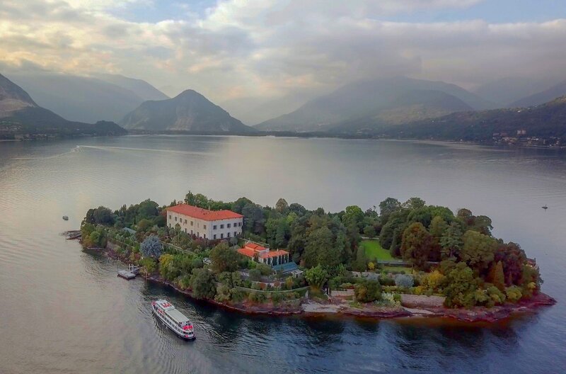 Die Isola Madre ist seit dem 17. Jahrhundert Sommerresidenz der Adelsfamilie Borromäo; die Isola beherbergt einen der größten Englischen Gärten Europas. – Bild: phoenix/​ZDF/​Elise Loirthiose