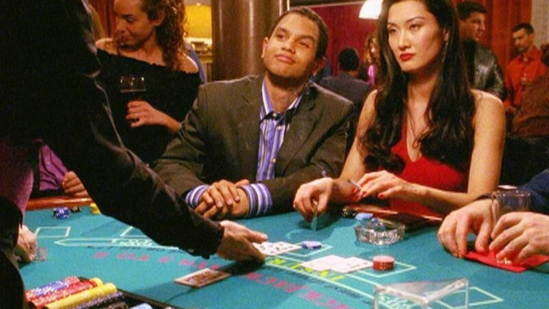 Die Mathematikstudentin Penny (Olivia Swan, r.) hat ein Programm entwickelt, mit dem man im Casino beim Black Jack dem Glück etwas nachhelfen kann. – Bild: VOX