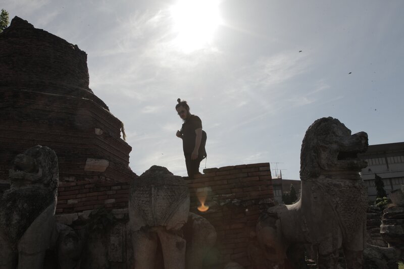 RJ inspects ruins of lion statues during his exploration at Thammikarat Temple in Ayutthaya, Thailand. – Bild: FOX Networks /​ National Geographic Channels /​ Singha Quansuwan