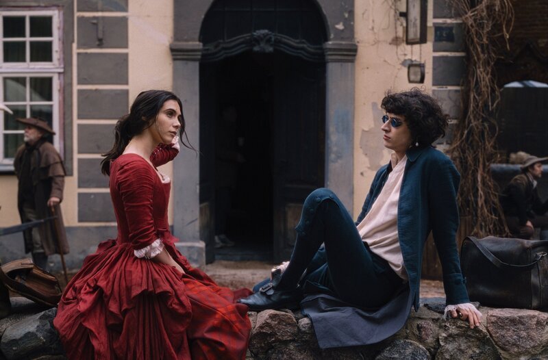 Maria Anna (Havana Joy) und Amadeus Mozart (Eren M. Güvercin) sitzen sich gegenüber. – Bild: ORF/​WDR/​Story House Pictures/​Armands Virbulis