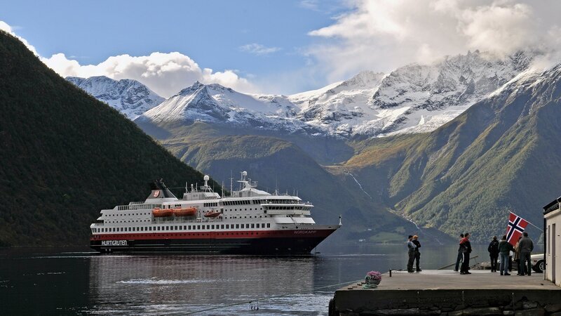 Die MS Nordkapp wurde nach dem Höhepunkt der Reise benannt: dem nördlichsten Punkt des europäischen Festlandes, dem Nordkap. – Bild: SRF/​ZDF Studios /​ Jonny M¸ller-Goldenstedt