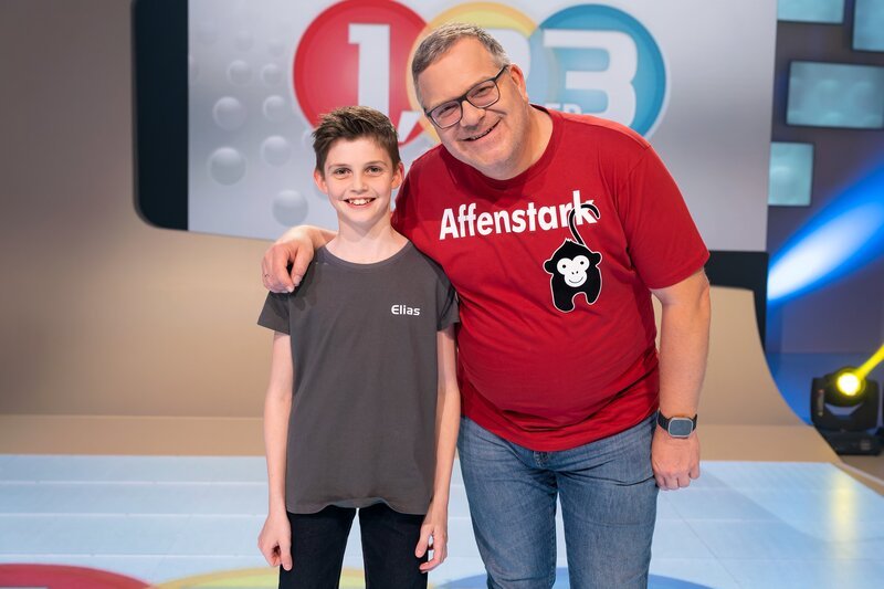 Elias (l.) war heute als Kamerakind bei „1, 2 oder 3“ im Einsatz. – Bild: ORF/​ZDF/​Ralf Wilschewski