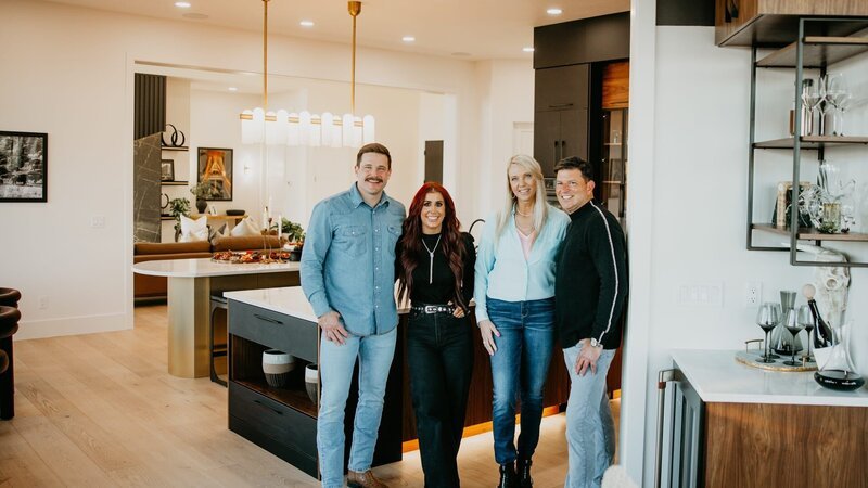 Hosts Chelsea and Cole DeBoer reveal the renovated kitchen to homeowner Tupys, as seen on Down Home Fab, Season 3.a – Bild: Warner Bros. Discovery, Inc. or its subsidiaries and affiliates /​ Calli Rentschler