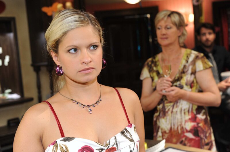 Mia (Josephine Schmidt) schafft es zunächst nicht, Enrique von Alexanders Liebesgeständnis zu berichten. Als sie es schließlich tut, zeigt Enrique wenig Verständnis für Alexanders Verhalten … – Bild: SAT.1 /​ Claudius Pflug