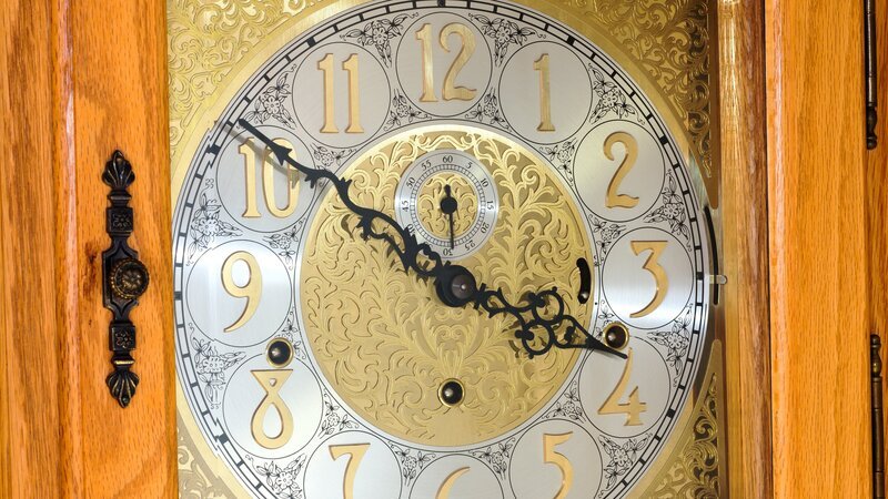 Grandfather Clock Face and Oak Case – Bild: jferrer /​ Getty Images/​iStockphoto /​ iStockphoto ThinkstockPhotos-468