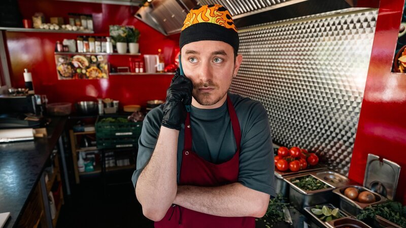 Chris Palewski (David Hugo Schmitz) führt gemeinsam mit seinem besten Freund einen mexikanischen Foodtruck. Doch nach seiner Teilnahme am Wettbewerb um einen neuen Kantinenbetreiber gerät sein Freund plötzlich unter Mordverdacht. Kann Chris seinem Freund helfen? – Bild: ZDF und Martin Rottenkolber
