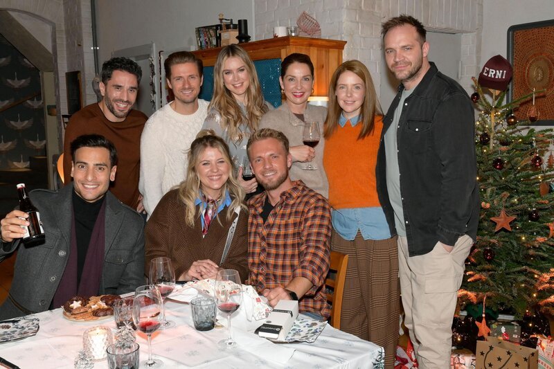 Die Freunde (v.l.) Nihat (Timur Ülker), Tobias (Jan Kittmann), Philip (Jörn Schlönvoigt), Alicia (Josefin Bressel), Jessica (Nina Ensmann), Paul (Niklas Osterloh), Nina (Maria Wedig), Toni (Olivia Marei) und Erik (Patrick Heinrich) feiern gemeinsam Weihnachten. – Bild: RTL /​ Rolf Baumgartner /​ Alte Tradition