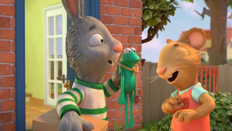 Posy schenkt ihrem kranken Freund Pip den leisen Dr. Froschi. Pip geht es tatsächlich schon gleich etwas besser vor Lachen. – Bild: ZDF und Magic Light Pictures