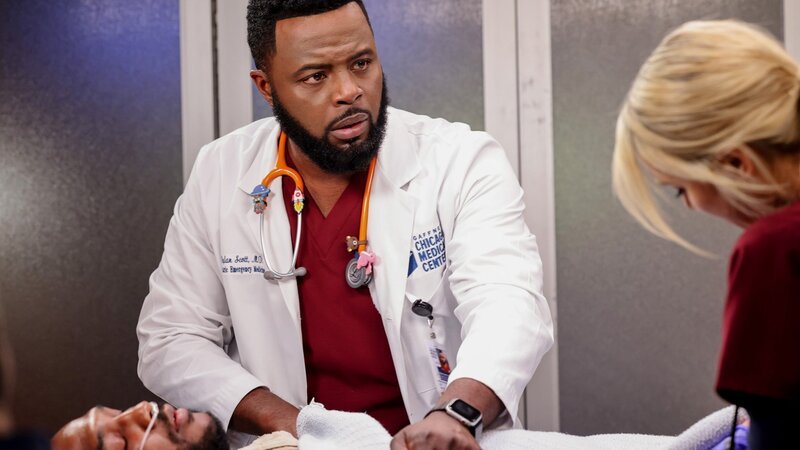 Er betreut seinen Freund aus alten Tagen, v.li.: Jerod Haynes als Terrell Walker, Guy Lockard als Dr. Dylan Scott, Kirsten Hager als Dr. Stevie Hammer. – Bild: SRF/​NBC Universal /​ NBC