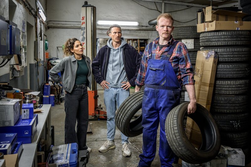 Kim Nowak (Amy Mußul, l.) und Moritz Brenner (Johannes Hendrik Langer, M.) suchen Stoyan Dimitrov (Sebastian Griegel, r.) auf, dessen Frau nach einer Operation verstarb, die das Mordopfer durchführte. – Bild: ZDF und Uwe Frauendorf