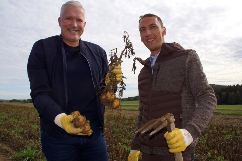 Von links: Alexander Herrmann mit Karl Schelter bei der Kartoffelernte. Weiteres Bildmaterial finden Sie unter www.br-foto.de. – Bild: BR/​Frank Johne