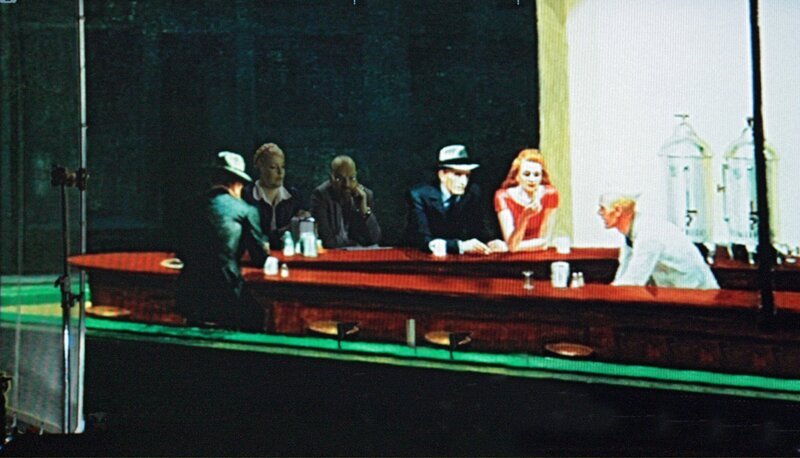 „Art Walk“: Professor Wolfgang Flatz und Enie van de Meiklokjes mischen sich unter die wenigen trübsinnigen Gäste in Edward Hoppers „Nighthawks“. – Bild: Robert Mayer