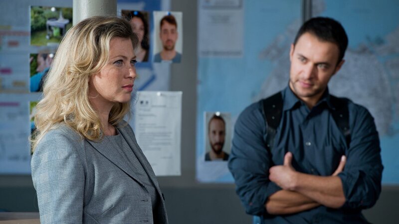 Candice Renoir (Cécile Bois) und Antoine Dumas (Raphaël Lenglet) – Bild: AXN White