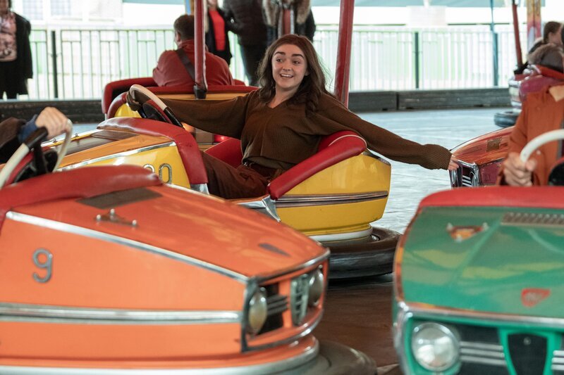 Da Kim (Maisie Williams) unbedingt etwas Spaß haben will, verbringt ihre Mutter mit ihr und dem Rest der Gruppe einen Tag auf dem Rummel. Dabei erwartet Kim jedoch eine böse Überraschung. – Bild: ProSieben Fun