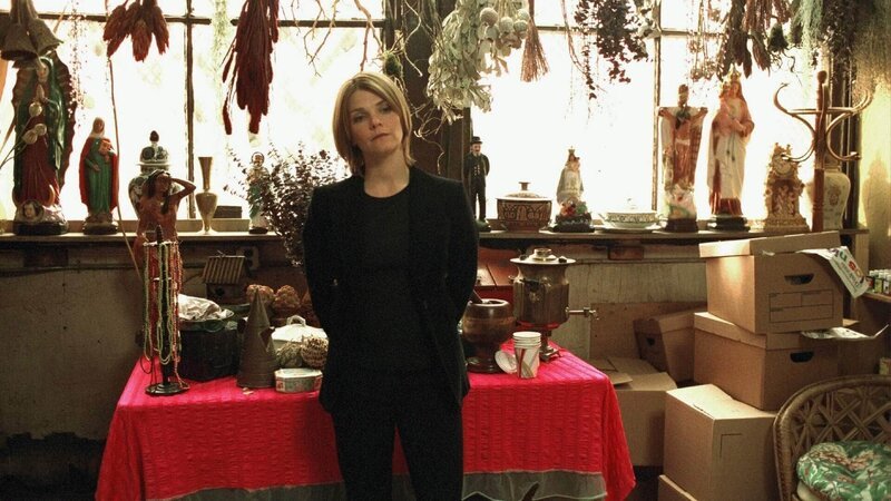Detective Eames’ (Kathryn Erbe) heiße Spur führt sie zu einer „Santeria“-Sekte. – Bild: MG RTL D /​ Will Hart /​ Universal