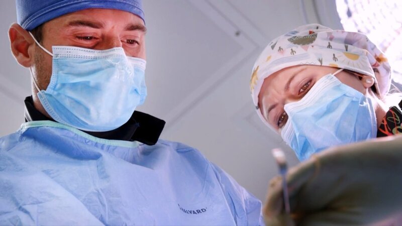 Dr. Brad performing surgery with crew – Bild: Discovery Communications, LLC.