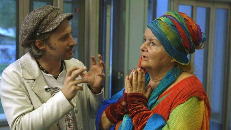 Michael Ostrowski bei Seismoril. – Bild: ZDF und ORF/​Saiko Film