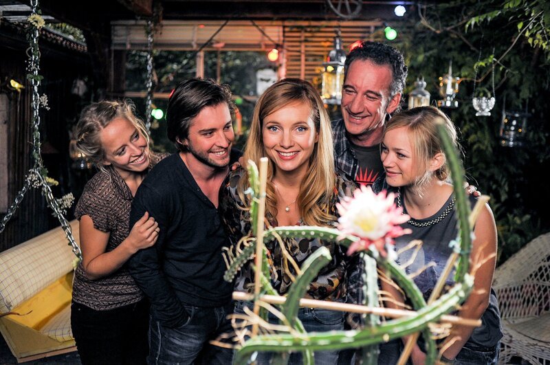 Die Familie Cronpichel schaut gemeinsam auf den erblühten Kaktus. Von links: Sabine (Susanne Brückner), Patrick (Andreas Buntscheck), Thea (Nadja Uhl), Rainer (Heio von Stetten) und Janina (Sofie Eifertinger). – Bild: ORF Die Familie Cronpichel schaut gemeinsam auf den erblühten Kaktus. Von links: Sabine (Susanne Brückner), Patrick (Andreas Buntscheck), Thea (Nadja Uhl), Rainer (Heio von Stetten) und Janina (Sofie Eifertinger). – Bild: ORF