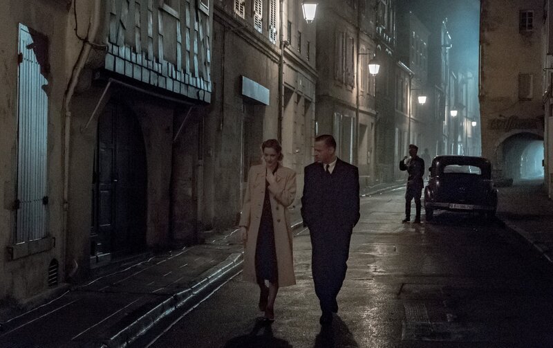 L-R: Simone Strasser (Vicky Krieps), Hagen Forster (Tom Wlaschiha) – Bild: Sky Deutschland AG und Sky Deut /​ NIK KONIETZNY /​ Bavaria Fiction GmbH