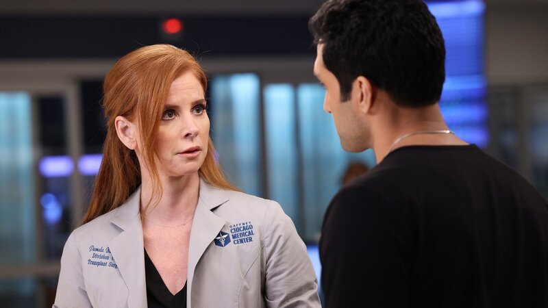 Sind nicht gleicher Meinung: Sarah Rafferty als Dr. Pamela Blake, Dominic Rains als Dr. Crockett Marcel – Bild: SRF/​NBC Universal /​ NBC